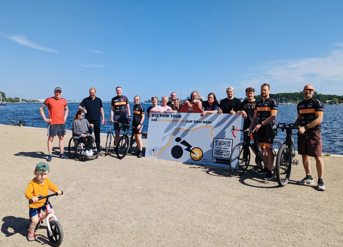 BTCPoWTour's tweet photo. 2/3 Dank der @EinundzwanzigRO Community sind wir in diesem Jahr auf einen Spendenbetrag von 2.465.100 Sat gekommen! 💪🏼🔥

Vielen lieben Dank an jeden einzelnen von! 🤗🧡

#Bitcoin #Peace #Hope https://t.co/aE7JzSYeK4