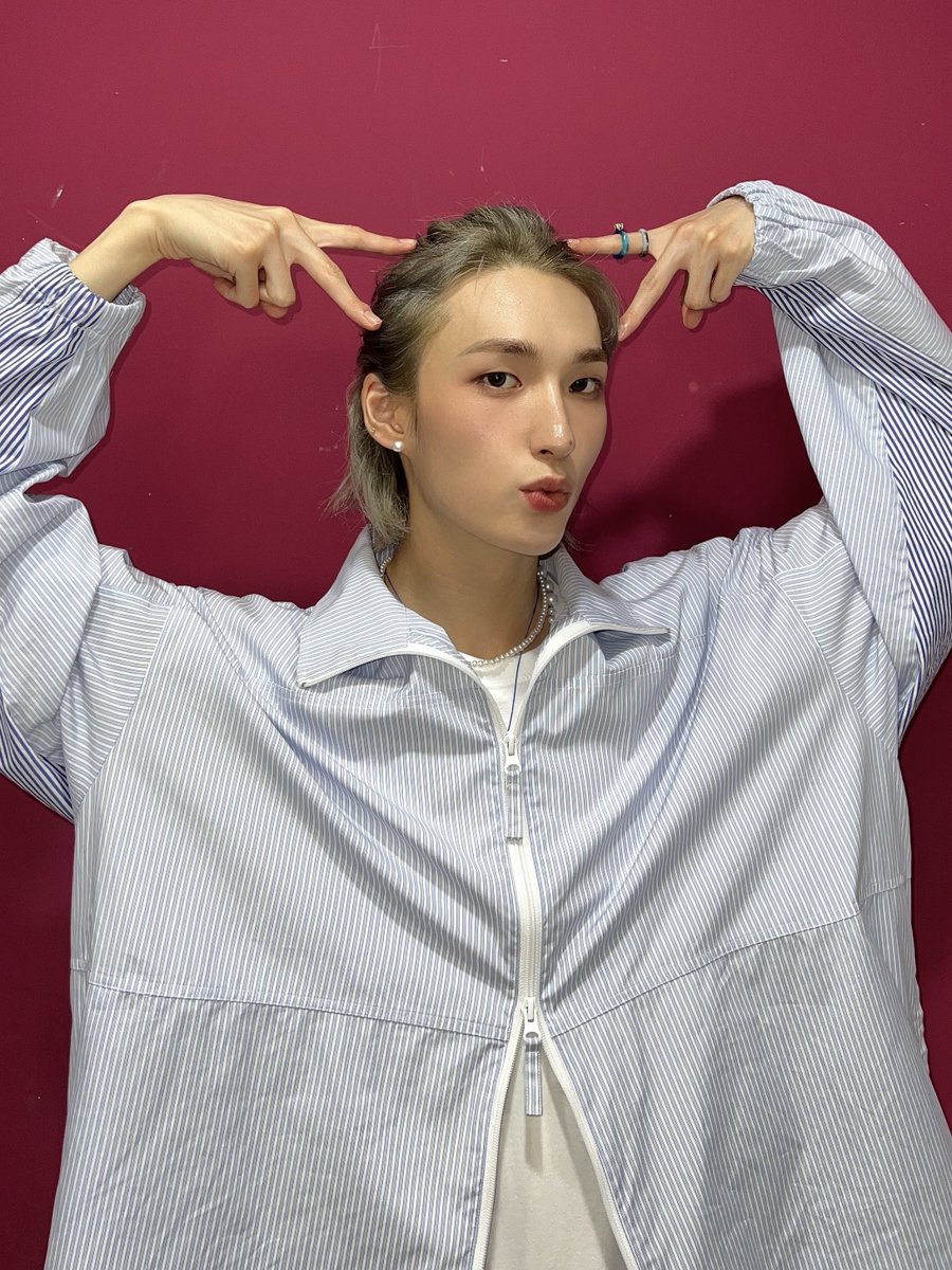 XODIAC_MEMBERS's tweet photo. [#범수] 

💜잇츠 라이브 비하인드💜

쏘블리들 맛있는 저녁 먹어요! 
             ☁️☀️☁️

#XODIAC #소디엑 #BEOMSOO #범수 https://t.co/wScSdxnQqs