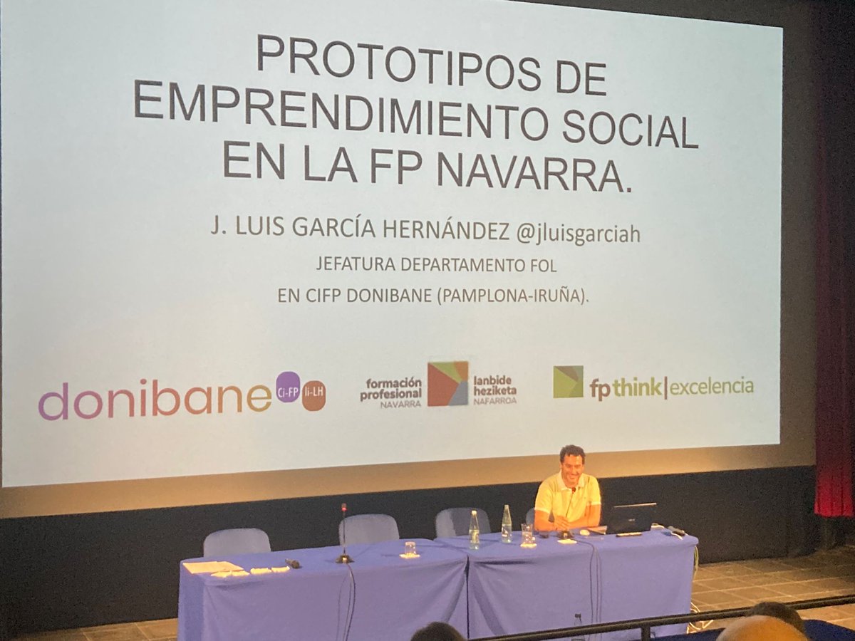 Hoy hemos estado en el 2° Encuentro de Centros Innovadores realizado en #Tafalla.
Presentando nuestro proyecto de Pulsera Mágica, vinculado al Aula de Emprendimiento.
Desarrollado por el profesorado de #FOL y profesorado de Robótica.
#emprendimientosocial
#FP