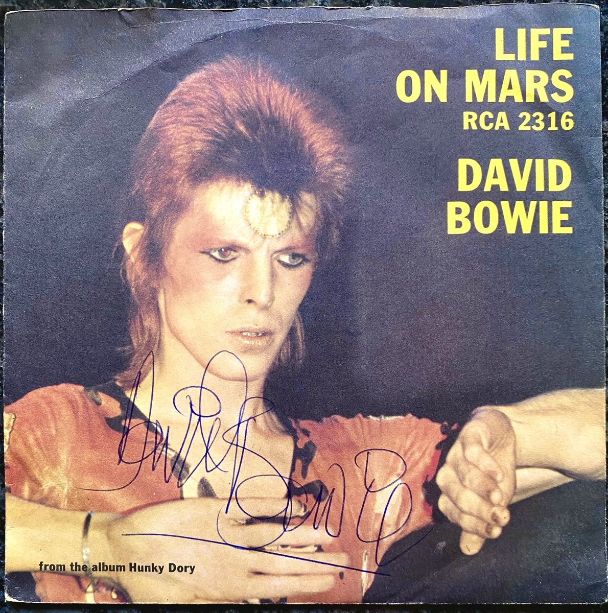 On this day in 1973 this 7” single was released in the UK. What a classic! This is the scarce picture sleeve issue also signed with that full ‘David Bowie’ autograph. #BowieForever