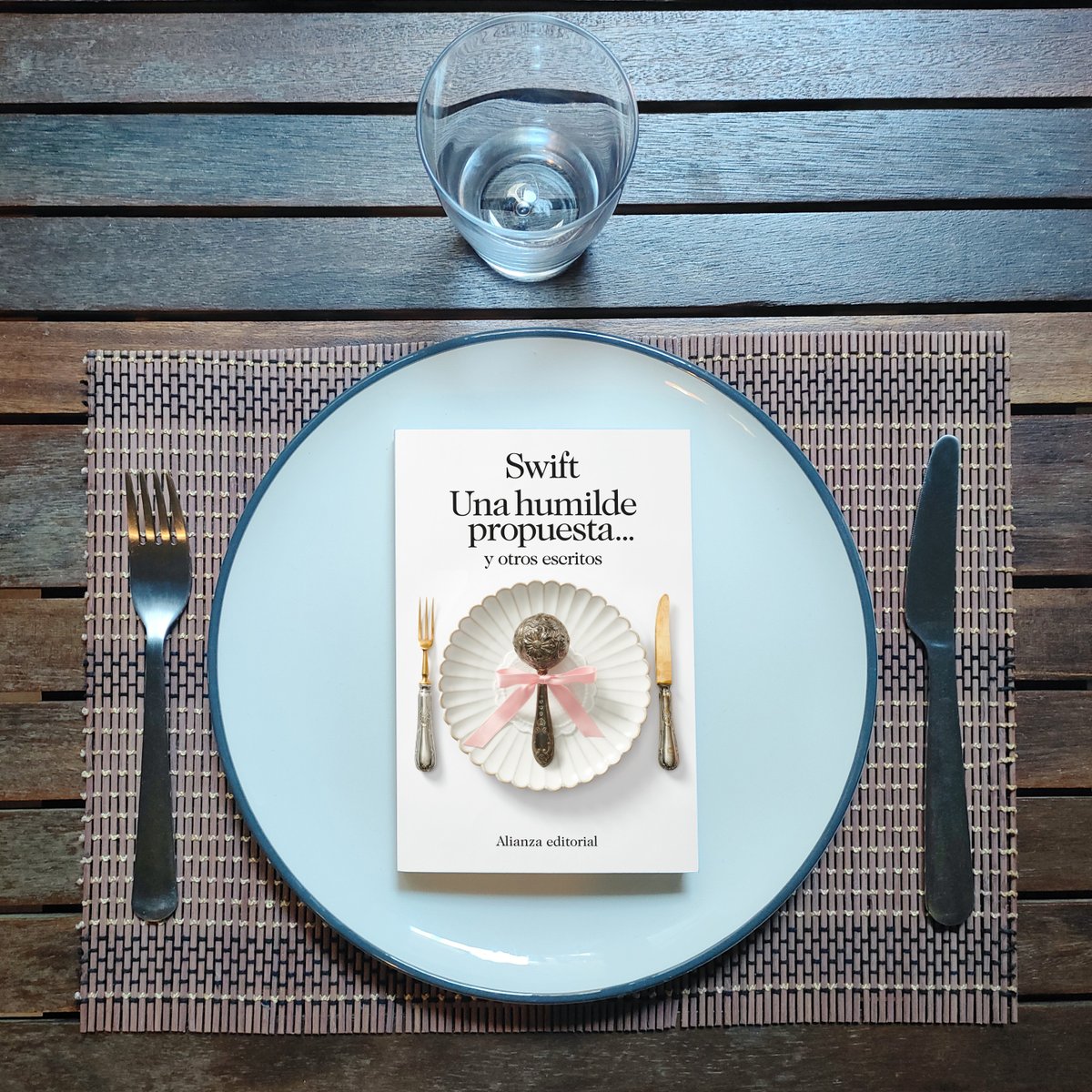 calmagrafica's tweet photo. ¡El menú de hoy es muy especial! El primer libro que maquetamos en versión impresa para Alianza Editorial. Una humilde propuesta… y otros escritos, de Jonathan Swift. Cubierta de Estrada Design. ¡Buen provecho!
#alianzaeditorial #librodebolsillo #estradadesign #Calmagráfica https://t.co/vNNVEpXrh3
