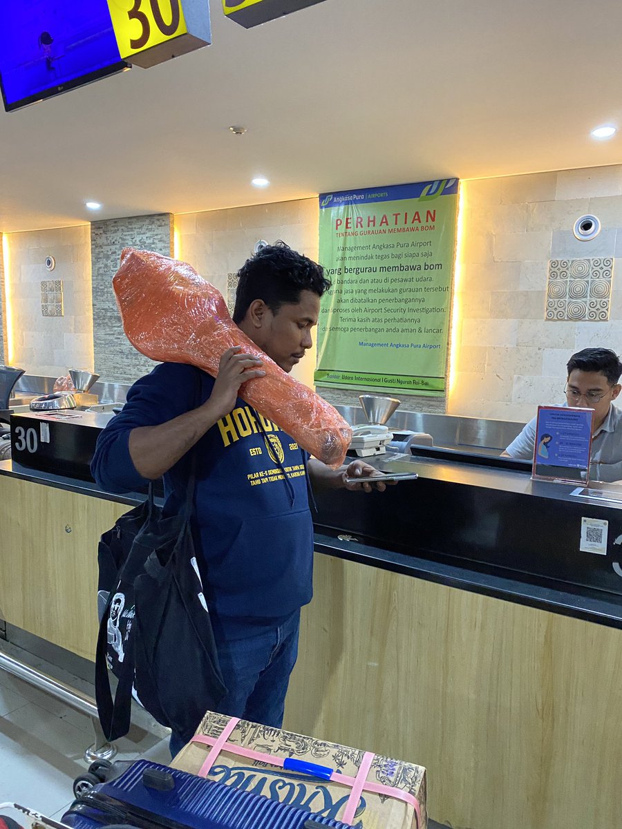 Entah barang apa yang dia mau check-in-kan ke dalam pesawat 🤦🏻🤦🏻