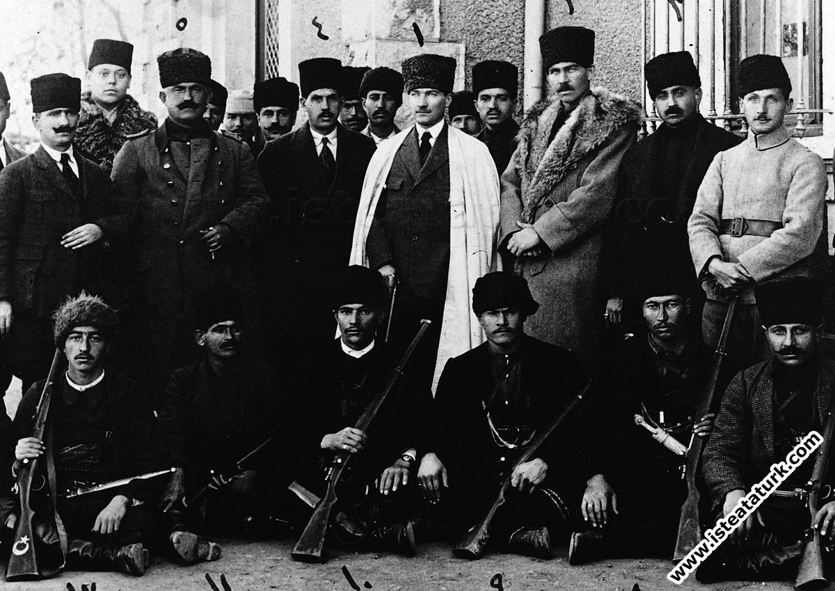 Mustafa Kemal, Yozgat İsyanı'nı bastırmak üzere görevlendirilen Çerkez Ethem ve adamları istasyondaki karargah binası önünde.

Haziran 1920