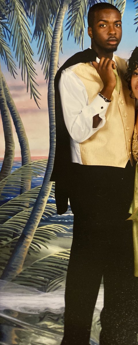 WORDplayTAI's tweet photo. I made my date look good … shoulda been the other way around she made me late for prom lmfao https://t.co/rgVnwr2LkV