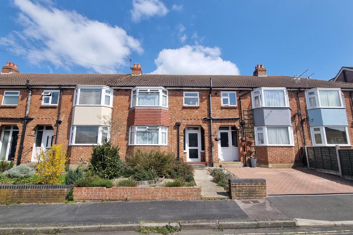 Offered #forsale by public #auction on Wednesday 19th July

Guide Price £200,000

This three bedroom mid-terrace #house in #Fareham will be of interest to both investors and owner occupiers.

pearsons.com/auctions/elmhu…

Call Pearsons Estate Agents #Fareham 01329 288241