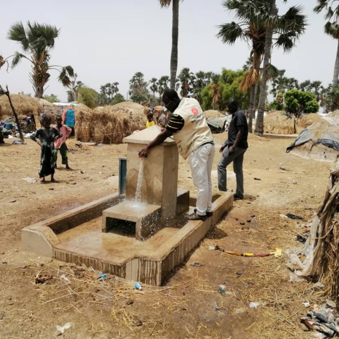 Solidarites_Int's tweet photo. Au #Mali 🇲🇱, dans les régions de #Tombouctou, #Ségou et #Mopti, les populations sont durement affectées par les chocs climatiques et les #conflits. Pour répondre à leur besoin vital d'accès à l'eau, @Solidarites_int réhabilite des points d'eau potable. https://t.co/DpEDcdbR0D