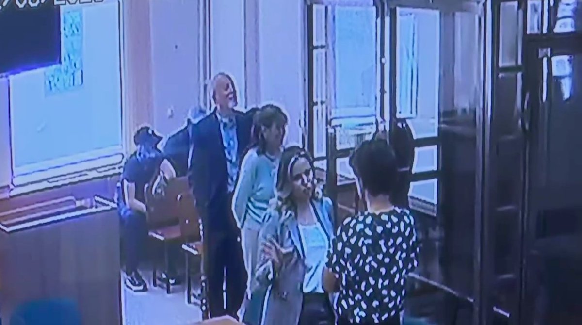 While waiting for the ruling to be announced, Evan Gershkovich's parents spoke at length with their son, who smiled and motioned as they chatted.   Such a touching moment to watch. wsj.com/articles/russi…

#IStandwithEvan #FreeEvan