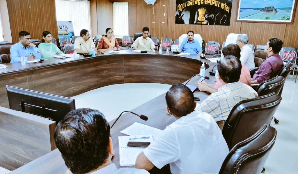 Dcdmkota's tweet photo. #Kota युवाओं को जॉब के सपने होंगे साकार, 27 जून से प्रस्तावित मेगा जॉब फेयर की तैयारियों की समीक्षा बैठक DM श्री ओपी बुनकर की अध्यक्षता में आयोजित की गई।
जॉब फेयर में लगभग 80 नियोक्ता कम्पनी आएंगी।
@ashokgehlot51 @AshokChandnaINC @RajGovOfficial @DIPRRajasthan @BunkarOp1 https://t.co/0gGDXw5UYU