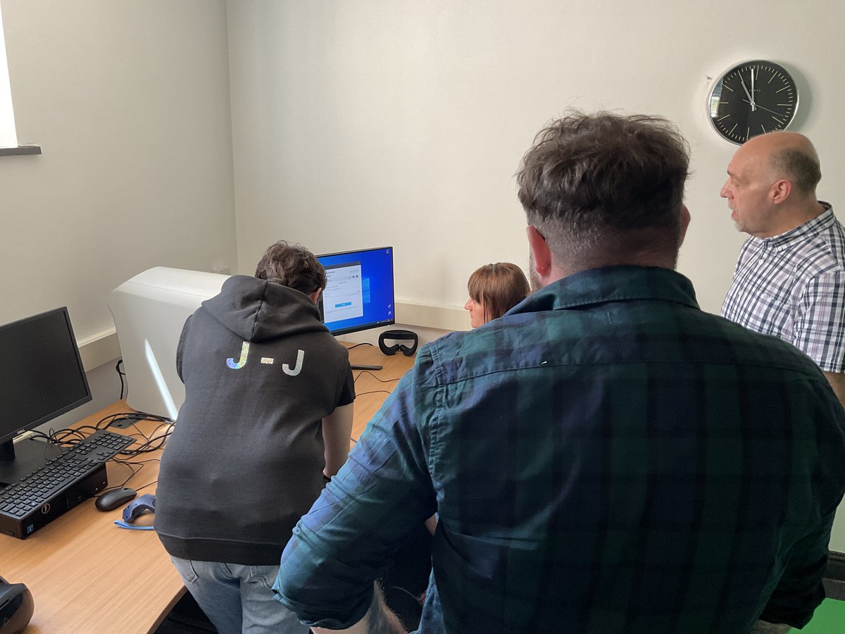 Our @ColegyCymoedd #Rhondda Learning Resource Centre staff have been receiving a #VirtualReality introduction this morning with our Digital Champion @rhys_williams20. 

He is working some wizard-level magic as part of his campus '#VR Induction Tour'.

@htcvive #digital2030