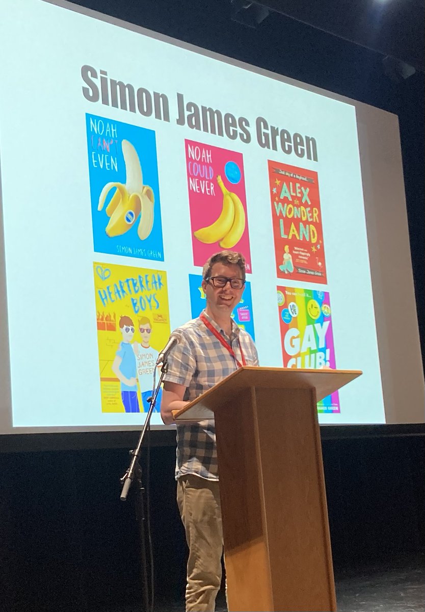 IPSLIB's tweet photo. Look who's @IbstockSenior today👏Excited to have @simonjamesgreen in the house talking to Senior 10 pupils about his career and running comedy writing workshops🤣✍️Supporting pupils to #ReadWithPride and #WriteWithPride👍🏳️🌈😀 https://t.co/rmOPGFo5Ef