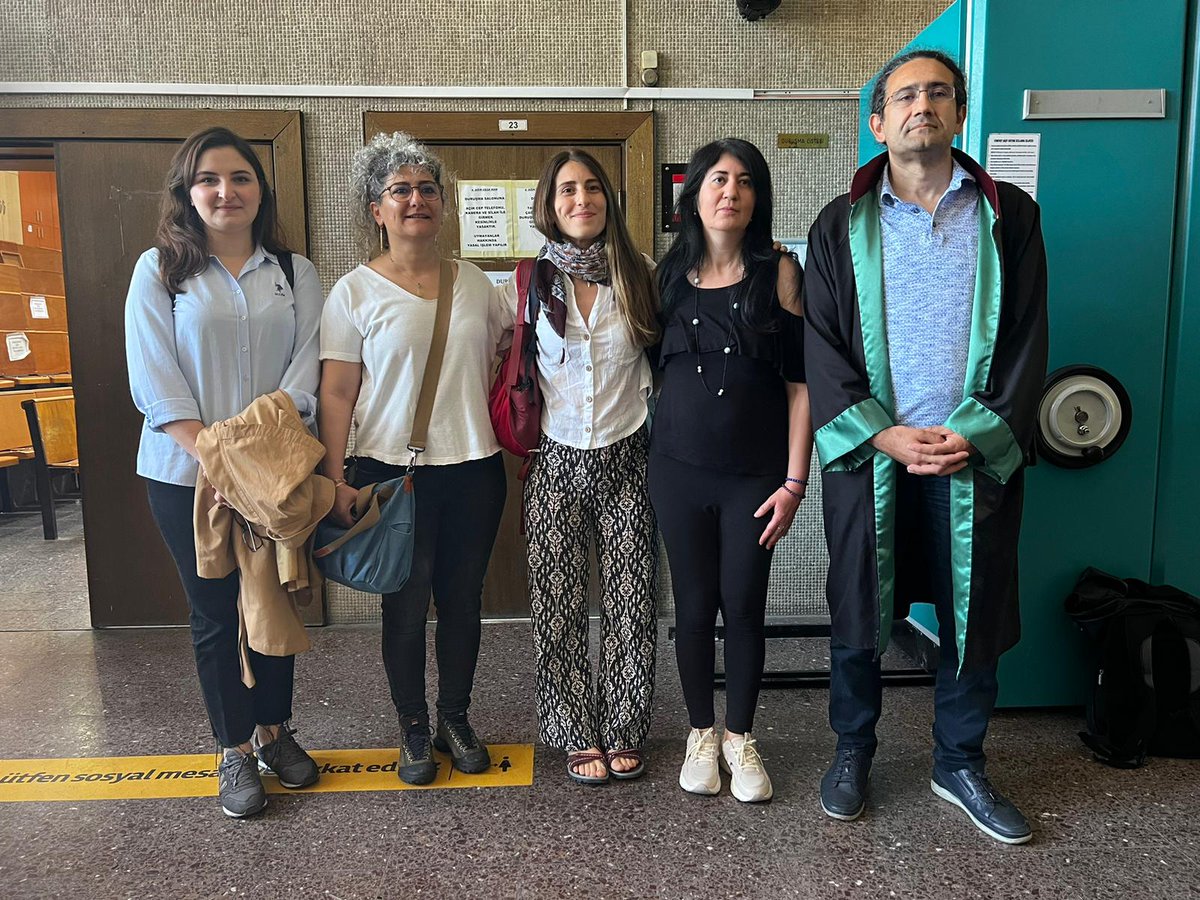 AFP video muhabiri Eylül Deniz Yaşar'ın haberini yaptığı bir basın açıklaması sebebiyle “örgüt propagandası” suçlamasıyla yargılandığı davanın 2. duruşmasındaydık. Savcı, Yaşar’ın atılı suçlamadan cezalandırılmasını talep etti. Dava 12 Ekim’e ertelendi.

Gazetecilik suç degildir!