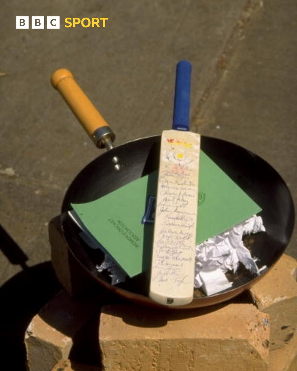 The women didn't have an #Ashes trophy, so they made their own...   

👩‍🍳Ingredients   
▪A bat signed by both sides 
▪A rule book

#BBCCricket #ENGvAUS