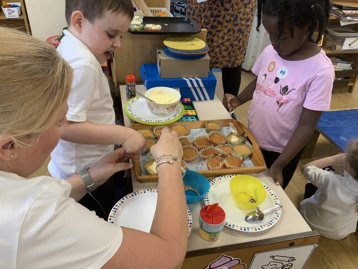 RDPSNursery's tweet image. Richardson Dees’ best bakers have been busy! Come and see what we have made at the Fayre tomorrow! 🐝👩‍🍳🧁
#RDPSNursery #NurseryCookery