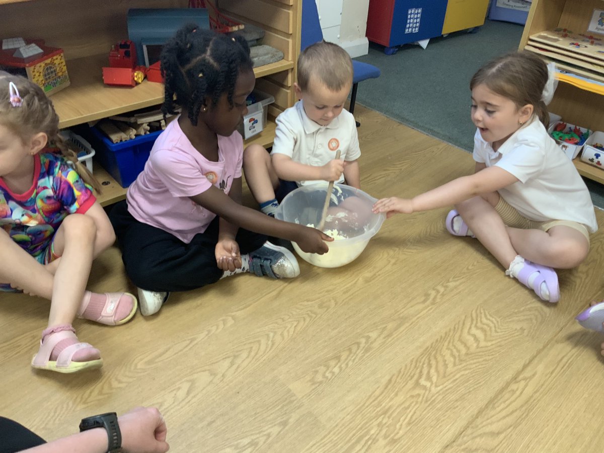 RDPSNursery's tweet image. Richardson Dees’ best bakers have been busy! Come and see what we have made at the Fayre tomorrow! 🐝👩‍🍳🧁
#RDPSNursery #NurseryCookery