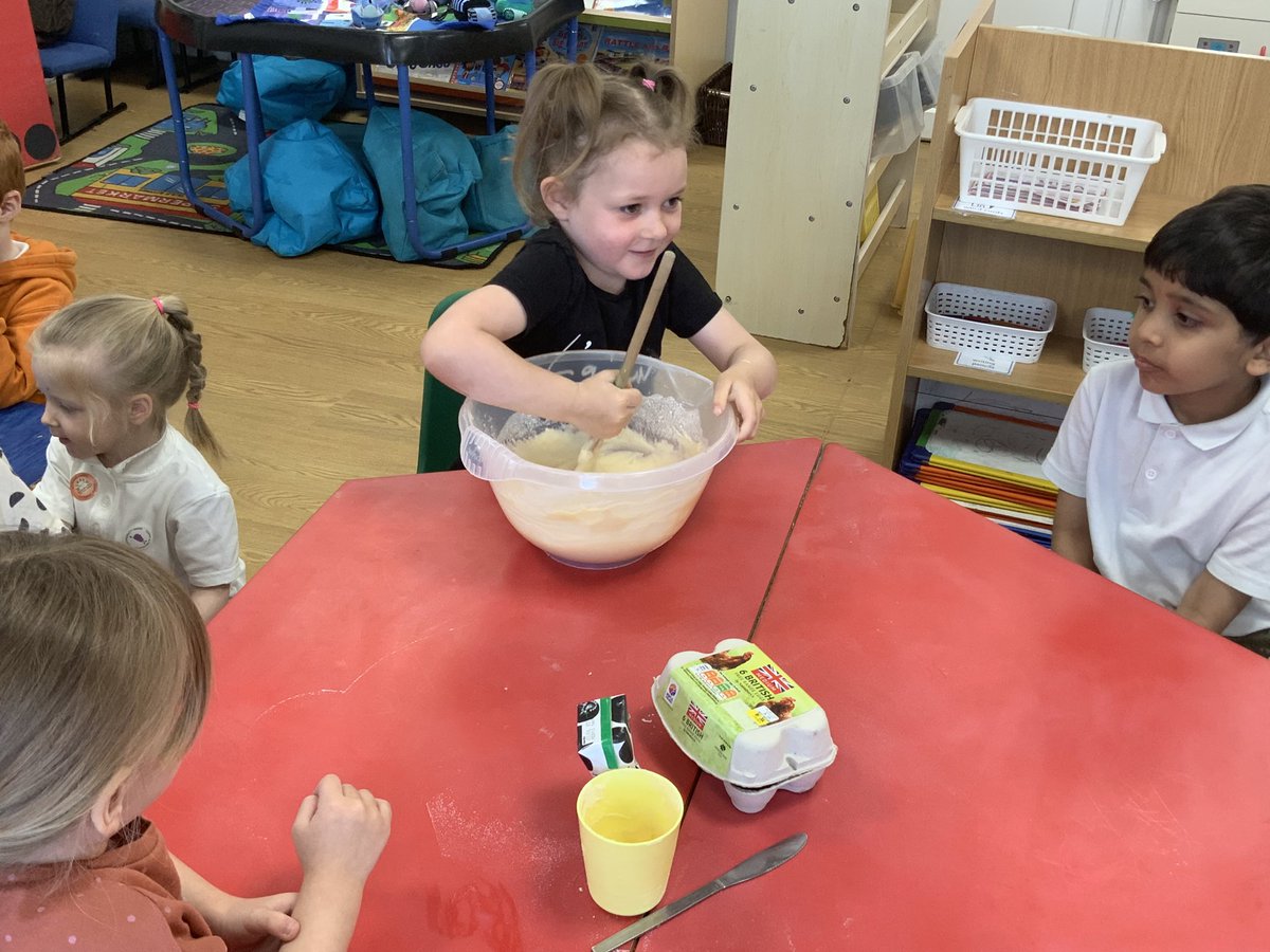 RDPSNursery's tweet image. Richardson Dees’ best bakers have been busy! Come and see what we have made at the Fayre tomorrow! 🐝👩‍🍳🧁
#RDPSNursery #NurseryCookery