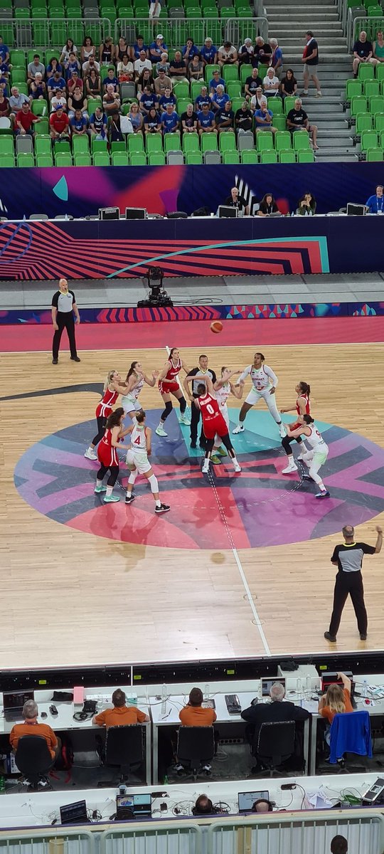 Fyrsti leikurinn í 8-liða úrslitum hafinn, Ungverjaland-Tékkland. Allir fjórir leikir 8-liða úrslitanna spilaðir í dag fimmtudag. Undanúrslit á laugardag og úrslit á sunnudaginn #korfubolti #EuroBasketWomen