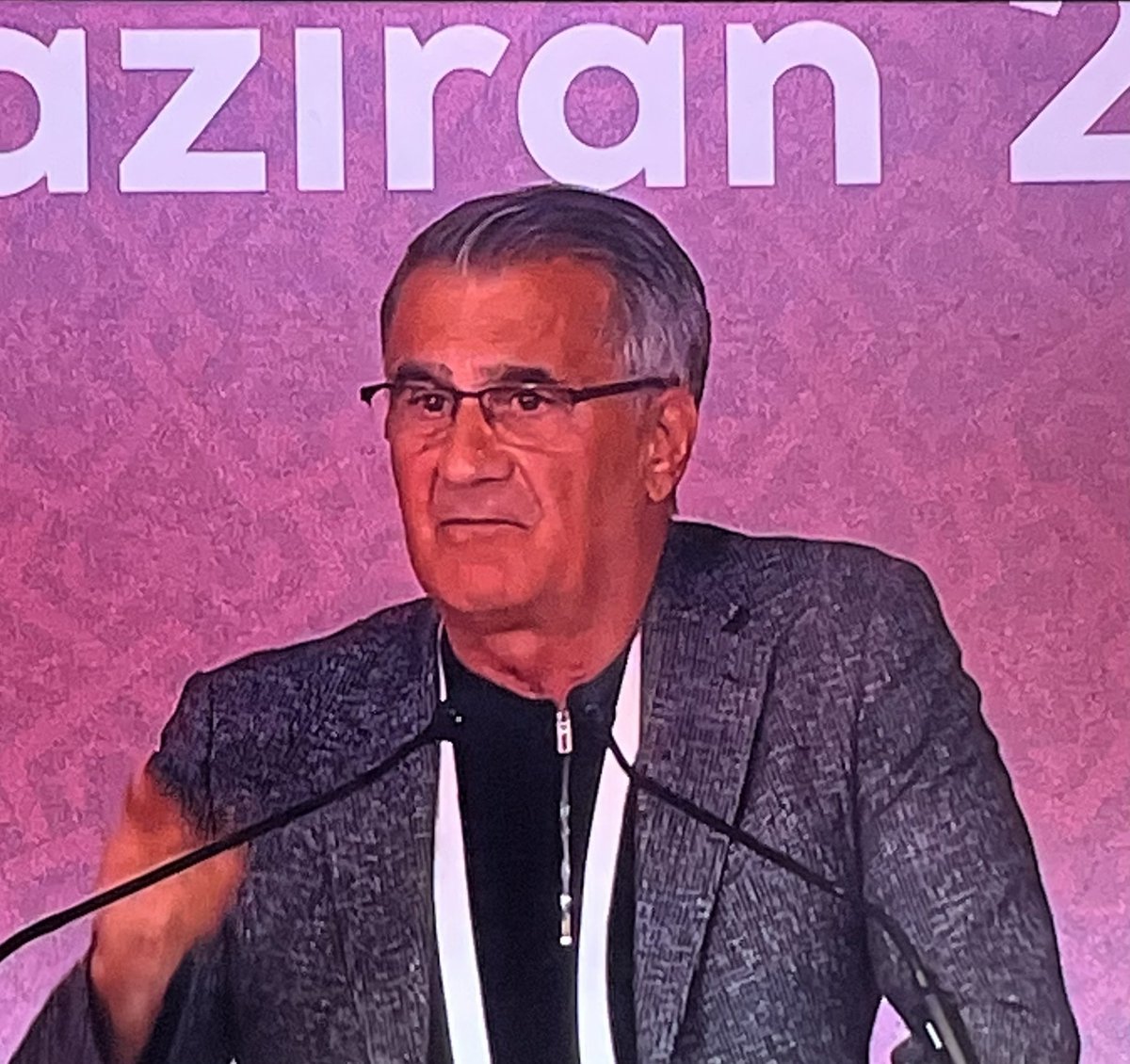 Şenol Güneş’e helal olsun @TFF_Org ayar verdi. İyi düşünüp doğru karar. 60 yaş nedeniyle @TFF_Org kovulan teknik adamlara sahip çıktı. Yurt dışından kimi getirin. Ama bizim çocuklarımız var. Antrenör futbolcular vergilerini kendileri versin. 65 yaşını kaldırın ayıptır👏