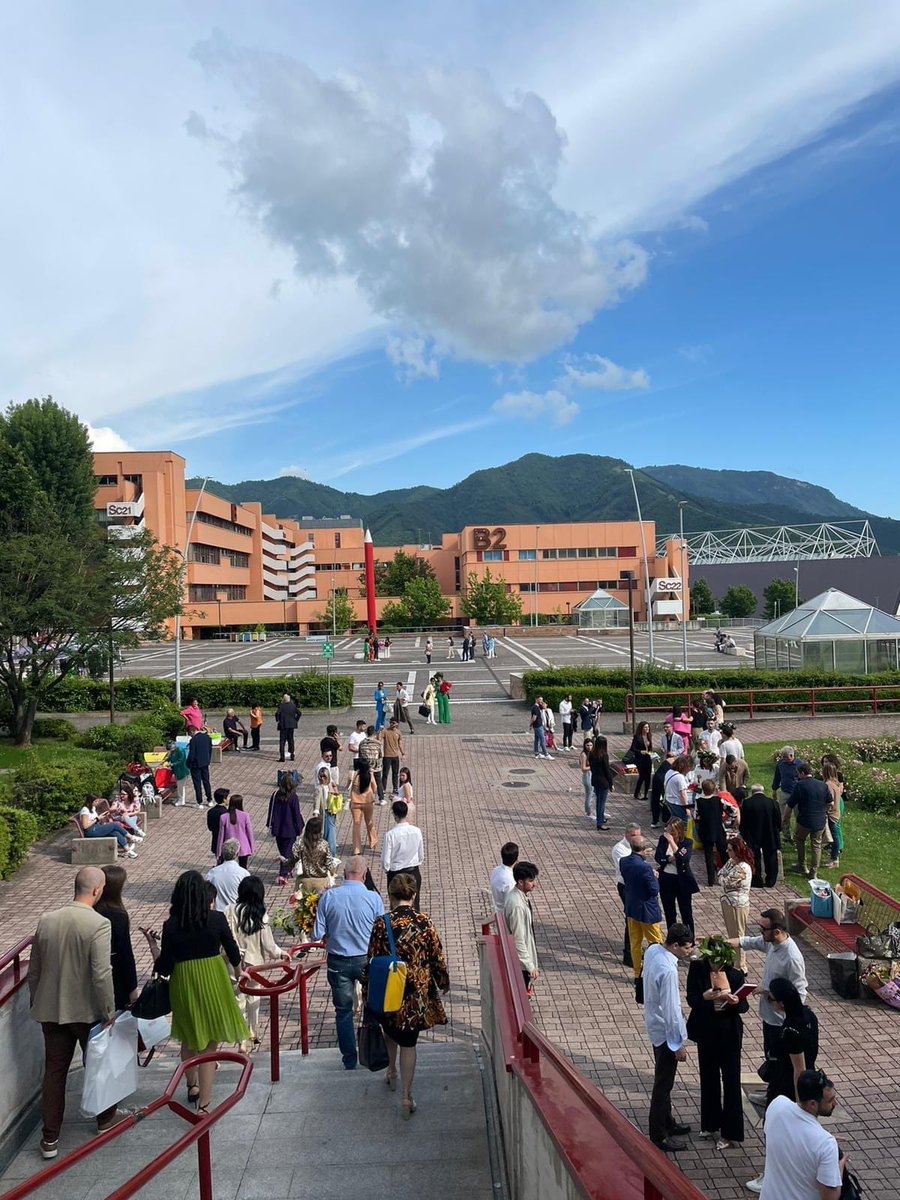 UniSalerno's tweet photo. #Buongiovedì UNISA!
#Inboccaallupo a tutti gli studenti e le studentesse alle prese in queste settimane con la #sessioneestiva e #congratulazioni ai neolaureati e neolaureate di #giugno! https://t.co/UJdNPU49U7