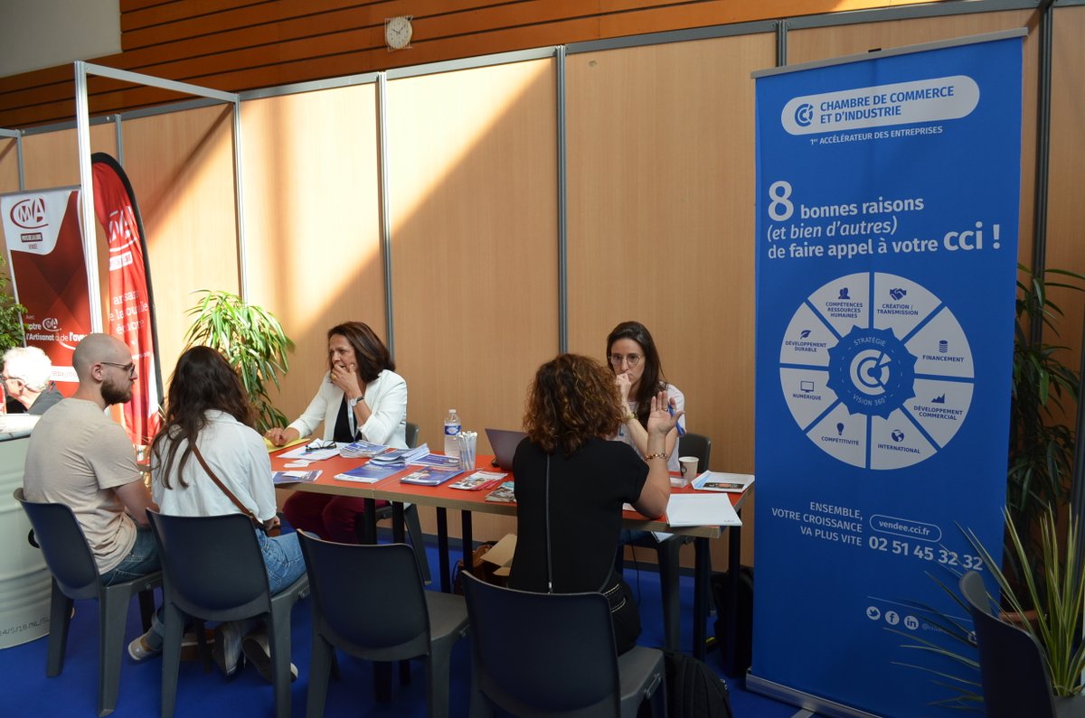 🚀Forum de la #creation  et de la #reprise en #Vendée ! 🚀
🎯Ce matin, Isabelle, une de nos conseillères, intervenait lors d'une conférence sur les étapes clés de la création d'entreprise.
👉Venez nous voir tout au long de la journée au stand #CCI Vendée! urlz.fr/mqAc