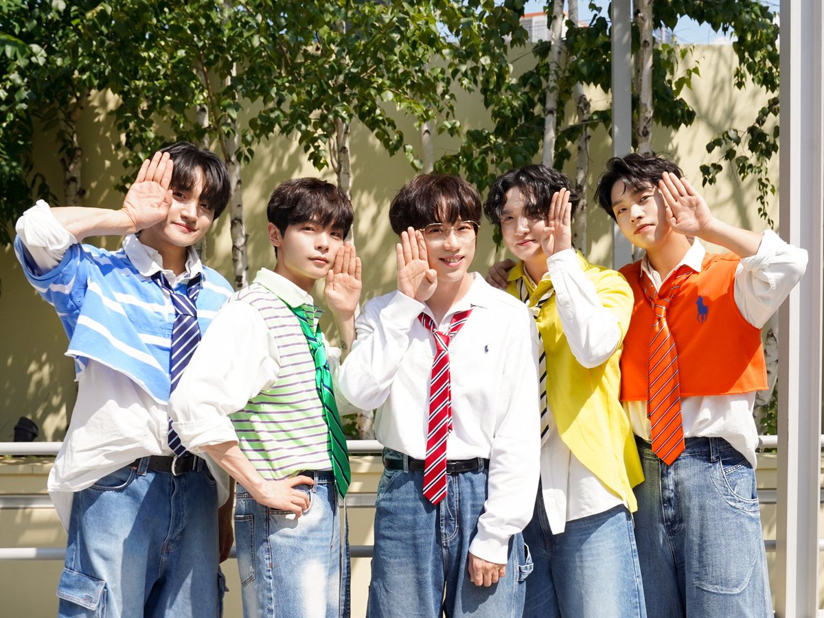 [#LUCY] <부동의 첫사랑> LIVE CLIP 완료✔

LUCY의 색으로 편곡한 <부동의 첫사랑>
10CM 권정열 선배님과 함께하게 되었습니다!

함께 웃으며 부를 수 있어 즐거웠습니다❤🧡💛💚💙

#부동의첫사랑 #10CM #권정열 #루시 #신예찬 #최상엽 #조원상 #신광일