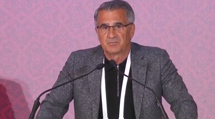 Şenol Güneş: 'İki takım ligden çekildi ama bu takımların bazı oyuncuları ligde oynadı ve yerli sayıldı. Bu yanlış. Yarışta o oyunculardan alamayan takımlar mağdur oldu. Bizim kuralları baştan bilmemiz lazım. Sizlerin keyfine kalamaz. Kural ve mantık dışı konular bunlardı.'

Konuş…