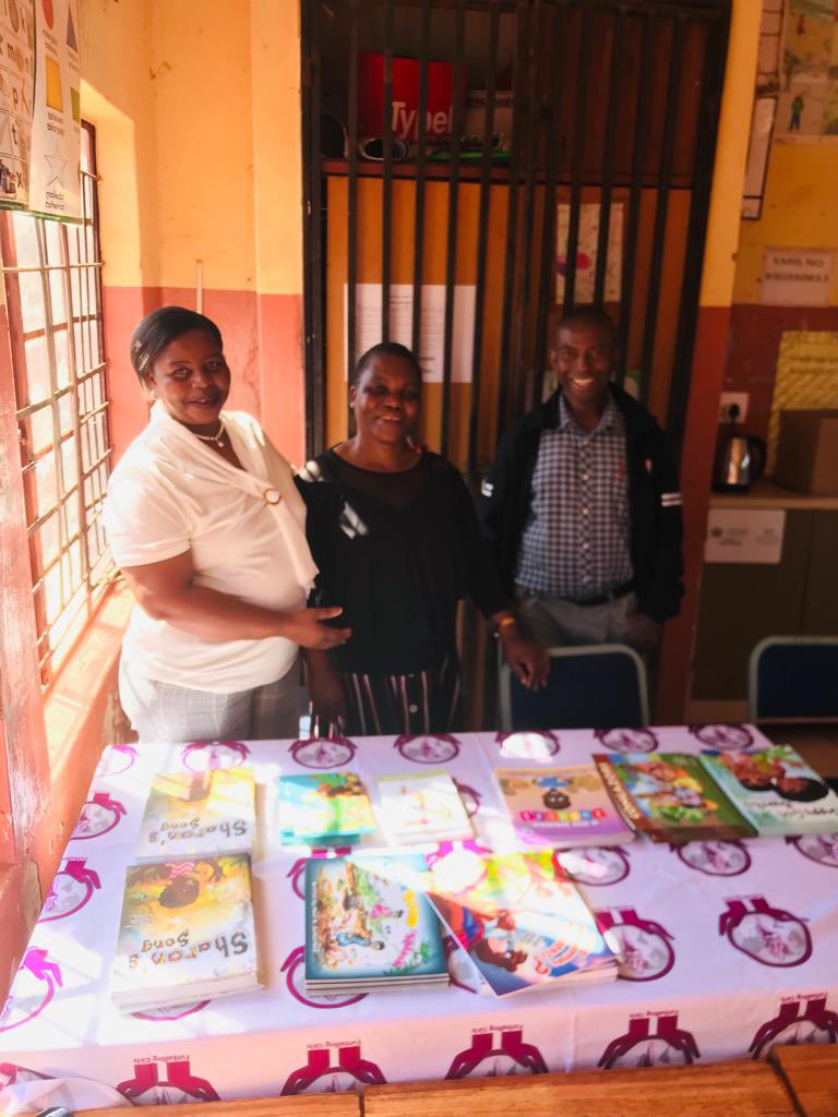 futballinggirls's tweet image. Last week through our partnership with Fortress Running Series, we donated 180 foundation phase reading books to Tshiluvhi Primary &amp;amp; Tshishonga Primary Schools in Venda,  towards their reading programmes &amp;amp; libraries. 

#LearnToReadReadToLearn
#FutballingGirlsNPO