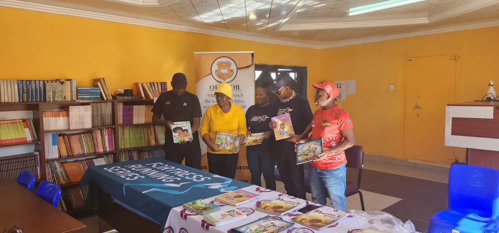 futballinggirls's tweet image. Last week through our partnership with Fortress Running Series, we donated 180 foundation phase reading books to Tshiluvhi Primary &amp;amp; Tshishonga Primary Schools in Venda,  towards their reading programmes &amp;amp; libraries. 

#LearnToReadReadToLearn
#FutballingGirlsNPO