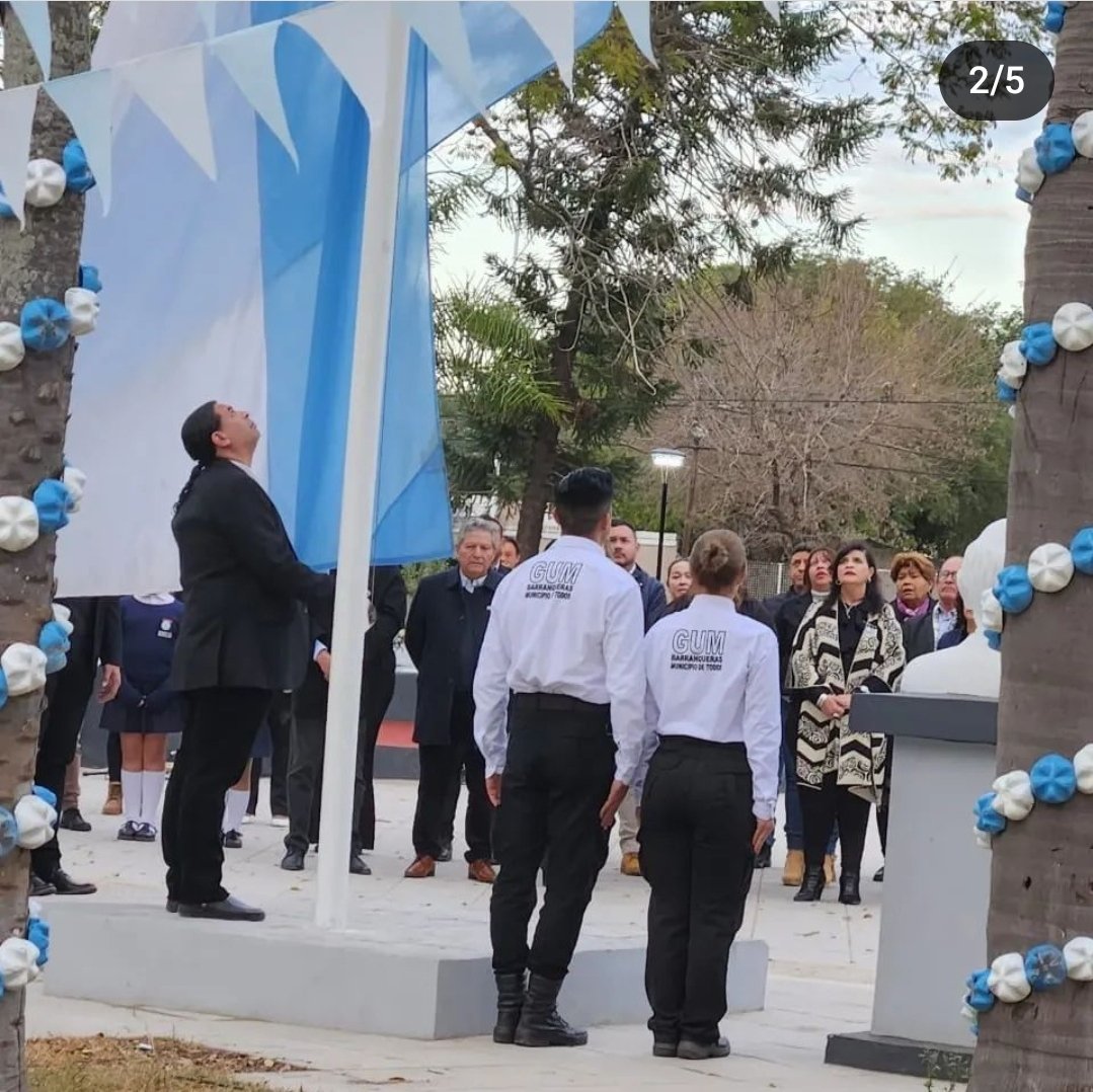 El 20 de Junio acompañamos al acto protocolar e Izamiento de Bandera en Plaza Zarmiento. Conmemorar fechas patrias nos lleva a tener presente a la patria y cada acto de construcción que abraza nuestra enseña patria. 🇦🇷 Esto somos, esto fuimos, esto somos y esto seremos...