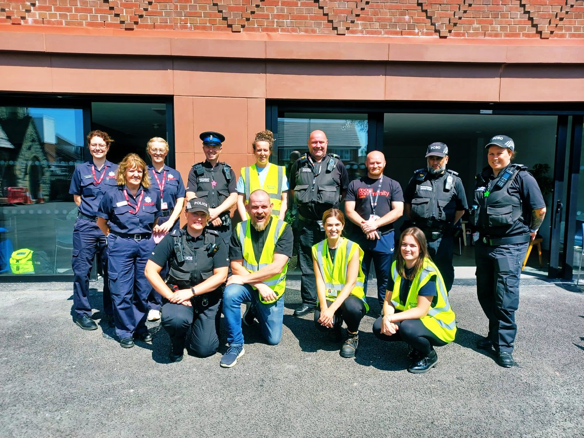 Great to be part of a community that cares and works hard to make it a safe place for all. Here are some of the legends who joined our community to help us clean up the streets on our estate. #beatsweep @Stlukeschurchbb @RedRoseRecovery @BlackburnPolice @blackburndarwen