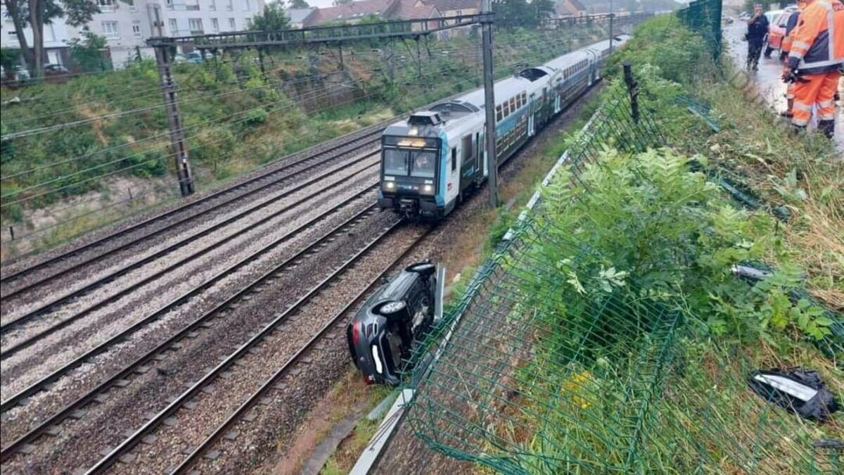 Essonne : une voiture chute sur les voies et interrompt le trafic du RER C
➡️ l.leparisien.fr/UtM7