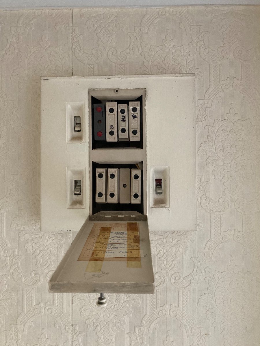 MyGarden_Uk's tweet photo. What fuse boxes used to look like. 😀
@des_farrand
#fuse #oldelectricity #NoRCDHere #ResidualCurrentDevice #WireItUp https://t.co/rntVyBfynt