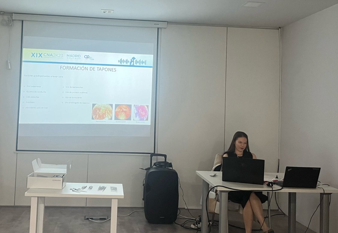 ClinicaNavarra's tweet photo. Las #enfermeras Sara Lorenzo Moreno y Adriana Pérez de Mendiguren Larrea han impartido un taller para #audiologos sobre el manejo del cerumen y extracción de tapones en el XIX Congreso Nacional de #Audiología @AEDA_audiologia