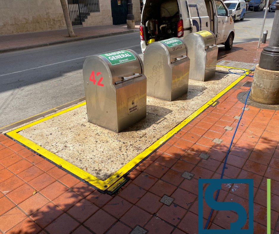 SercomosaN's tweet photo. ¿Nos ayudas a mantener limpios los contenedores? 

👉Tu bolsa de residuos bien cerrada y dentro del #ContenedordeResto de 20:00 a 22:00h.

👉Deposita tus envases de uno en uno en el #ContenedorAmarillo.

Nosotros hacemos el resto.😃 https://t.co/3IsakG9fCO