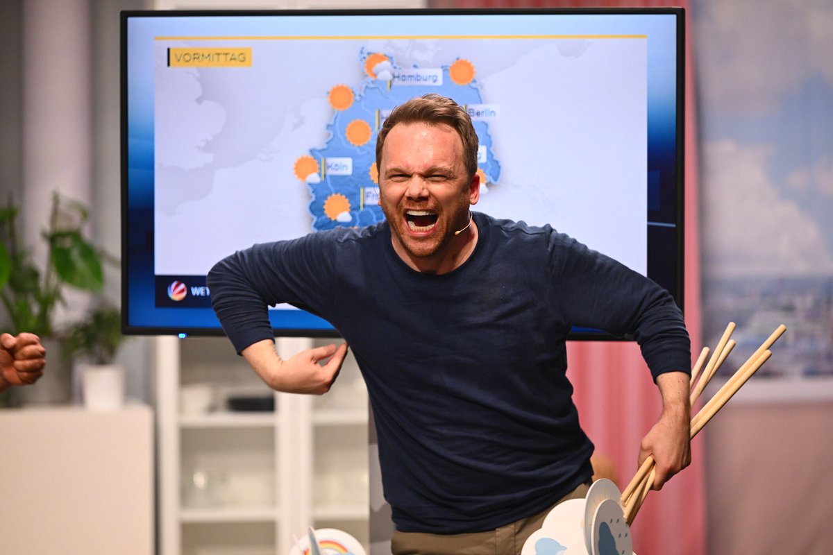 SAT.1 (@sat1) on Twitter photo Steigt euch die Hitze auch zu Kopf? Wie lange das noch so weiter geht, berichtet uns <a href="/Schmitzpiepe/">Ralf Schmitz</a> nächste Woche Freitag, um 20:15 Uhr. #HPmitSchmitzXXL Steigt euch die Hitze auch zu Kopf? Wie lange das noch so weiter geht, berichtet uns <a href="/Schmitzpiepe/">Ralf Schmitz</a> nächste Woche Freitag, um 20:15 Uhr. #HPmitSchmitzXXL