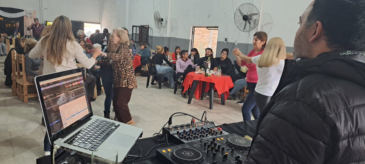 Ella es conocida en Barranqueras como Mami Selva. Una vecina que cumplió 86 años de edad, con ganas, con fuerzas, con alegría celebramos junto a toda su familia. Gracias por dejarme ser parte de este hermoso momento.