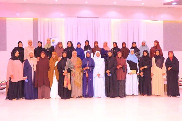 AhlaamDirie's tweet photo. Alhamdulilaah ,
Safarkii dheeraa ee jaamacada ilaahey wuu inoo fududeeyay ,
Inta yar ee inoo haray alle qurux ha inoogu dhameeyo.

#MBBS
#MU Family
# Doctors 🩺😊 https://t.co/vqjeoBC9D8