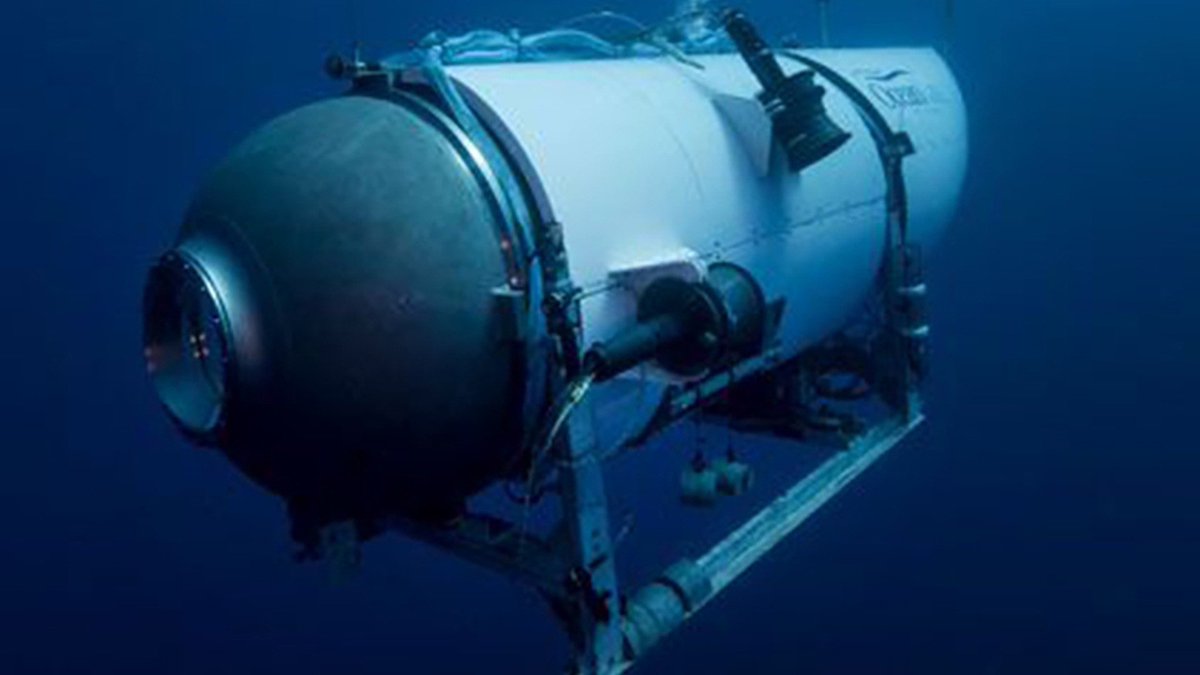 trash_italiano's tweet photo. Secondo la Guardia Costiera degli Stati Uniti, il sommergibile Titan terminerà le riserve di ossigeno alle ore 13.08.

Il sommergibile è stato progettato per risalire automaticamente in superficie dopo 24 ore. Tuttavia può essere aperto solo dall’esterno, dunque, pur trovandosi in superficie, l’equipaggio non potrebbe aprirlo per far entrare l’ossigeno.