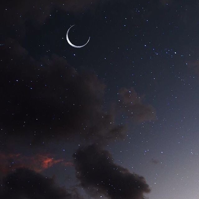 violettweets_'s tweet image. the moon.