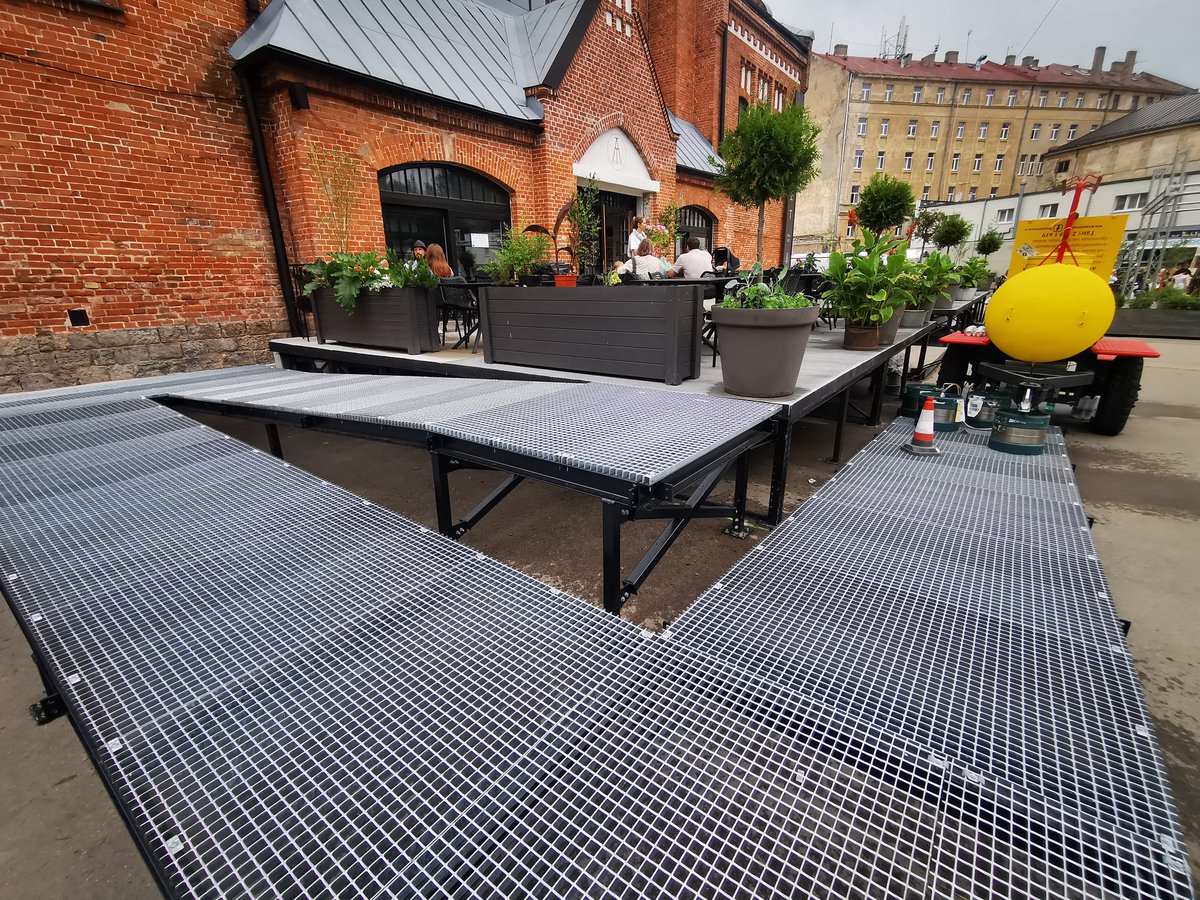 PVLVS's tweet photo. 💩 Uzbūvēt pandusu invalīdiem un vecākiem ar ratiņiem, aizbloķēt to un vel novietot kvasa mucu, kaut arī otrā pusē vietas pietiekami. 
Way to go @AgenskalnaT @PilsCilvekiem https://t.co/ZFNsvAufLv