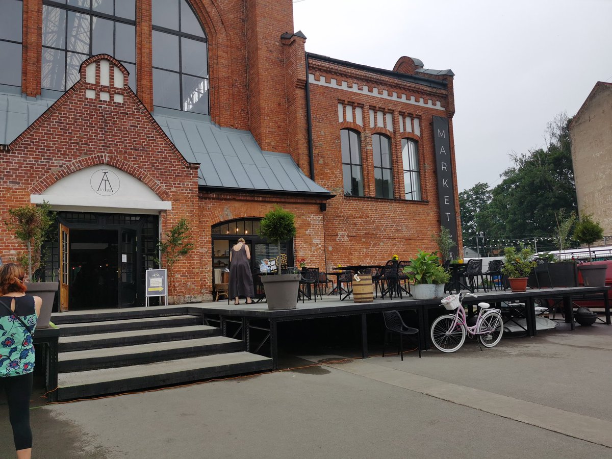 💩 Uzbūvēt pandusu invalīdiem un vecākiem ar ratiņiem, aizbloķēt to un vel novietot kvasa mucu, kaut arī otrā pusē vietas pietiekami. 
Way to go <a href="/AgenskalnaT/">Āgenskalna Tirgus</a> <a href="/PilsCilvekiem/">Pilsēta cilvēkiem</a>