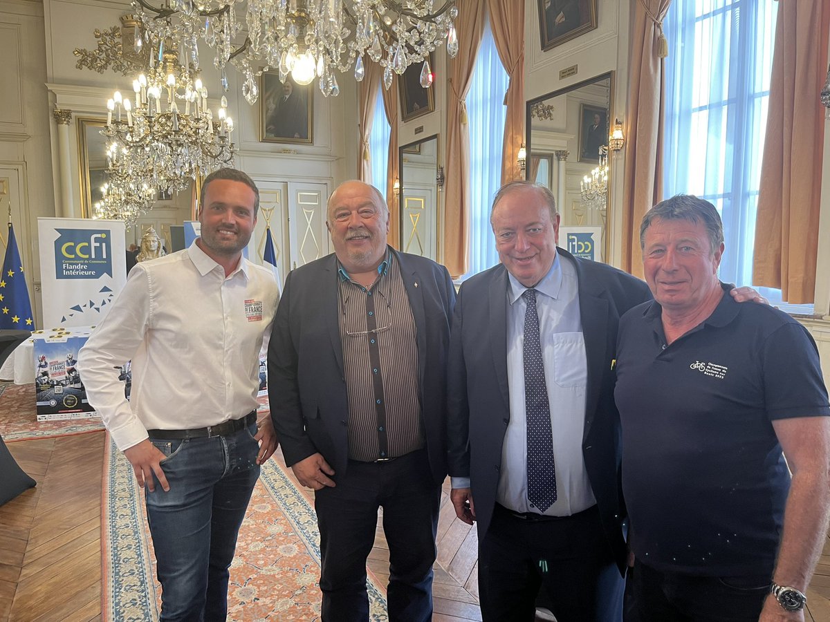 Au lancement du championnat de france cyclisme sur route Hazebrouck/Cassel à la mairie d’@HazebrouckVille. Bravo à mes amis <a href="/BellevalV/">Belleval Valentin</a>, D. Joly et tous les élus de la Flandre Intérieure ! En compagnie de mon ami Samuel Bever, vice-président de la #CCFI et maire d'Houtkerque
