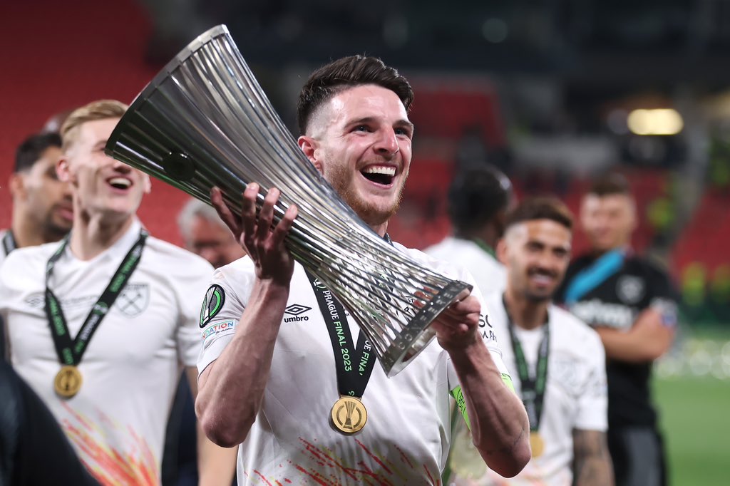 FabrizioRomano's tweet image. Manchester City have decided to bid for Declan Rice after calling West Ham last Friday to be informed 🚨🔵 #MCFC

Man City also checked player’s side — understand Rice is open to any move so deal depends on the clubs now.

Arsenal, planning to bid again since last week. ⚪️🔴 #AFC