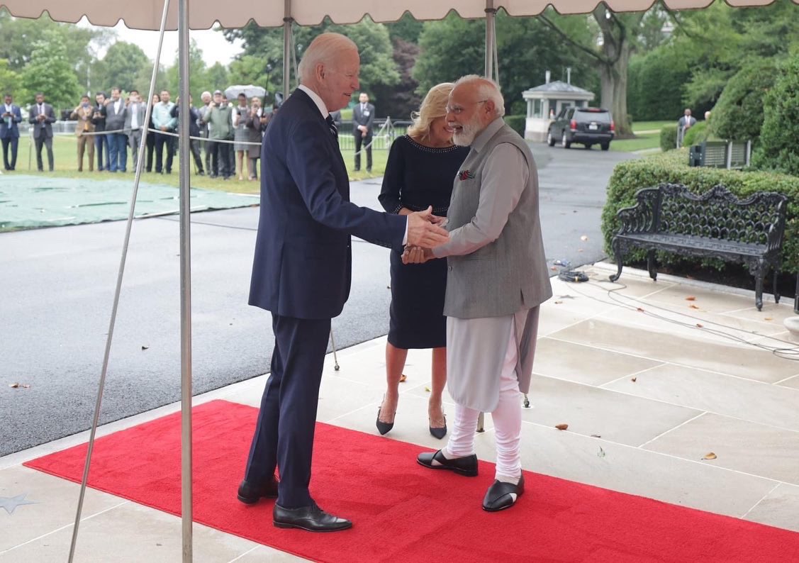 CRPaatil's tweet photo. માનનીય પ્રધાનમંત્રી શ્રી @narendramodi સાહેબનું અમેરિકાના રાષ્ટ્રપતિ શ્રી જો બાઈડન અને શ્રીમતી જિલ બાઈડન દ્વારા વ્હાઈટ હાઉસમાં ભવ્ય સ્વાગત કરવામાં આવ્યું. 

માનનીય પ્રધાનમંત્રીશ્રીએ રાષ્ટ્રપ��િશ્રી અને ફર્સ્ટ લેડીને ભારતીય સંસ્કૃતિને ઉજાગર કરતાં ઉપહાર આપ્યા. https://t.co/UvfwkizzXx