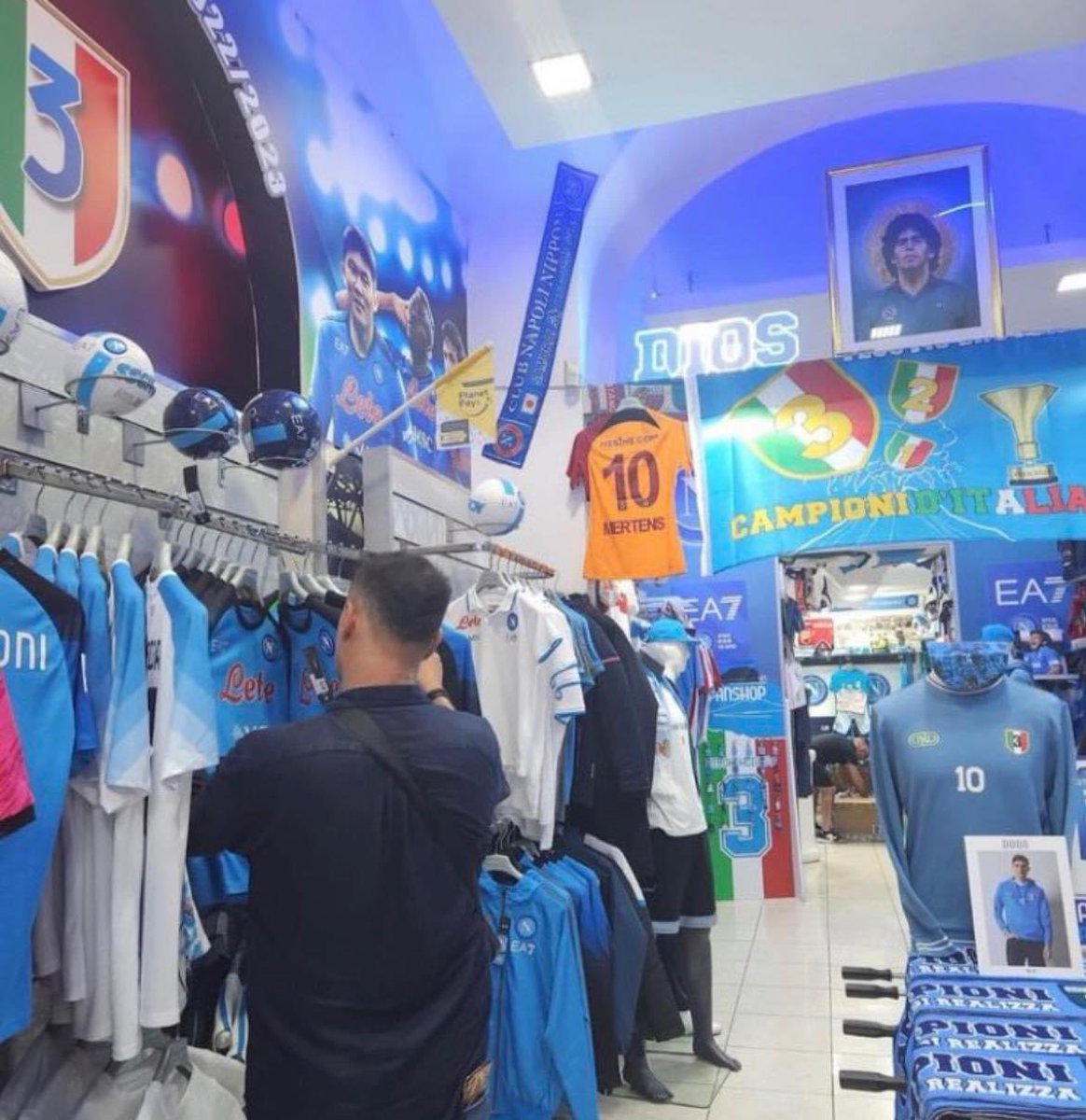 🙇🏻‍♂️ Napoli Store’da Galatasaray formasıyla Dries Mertens detayı.