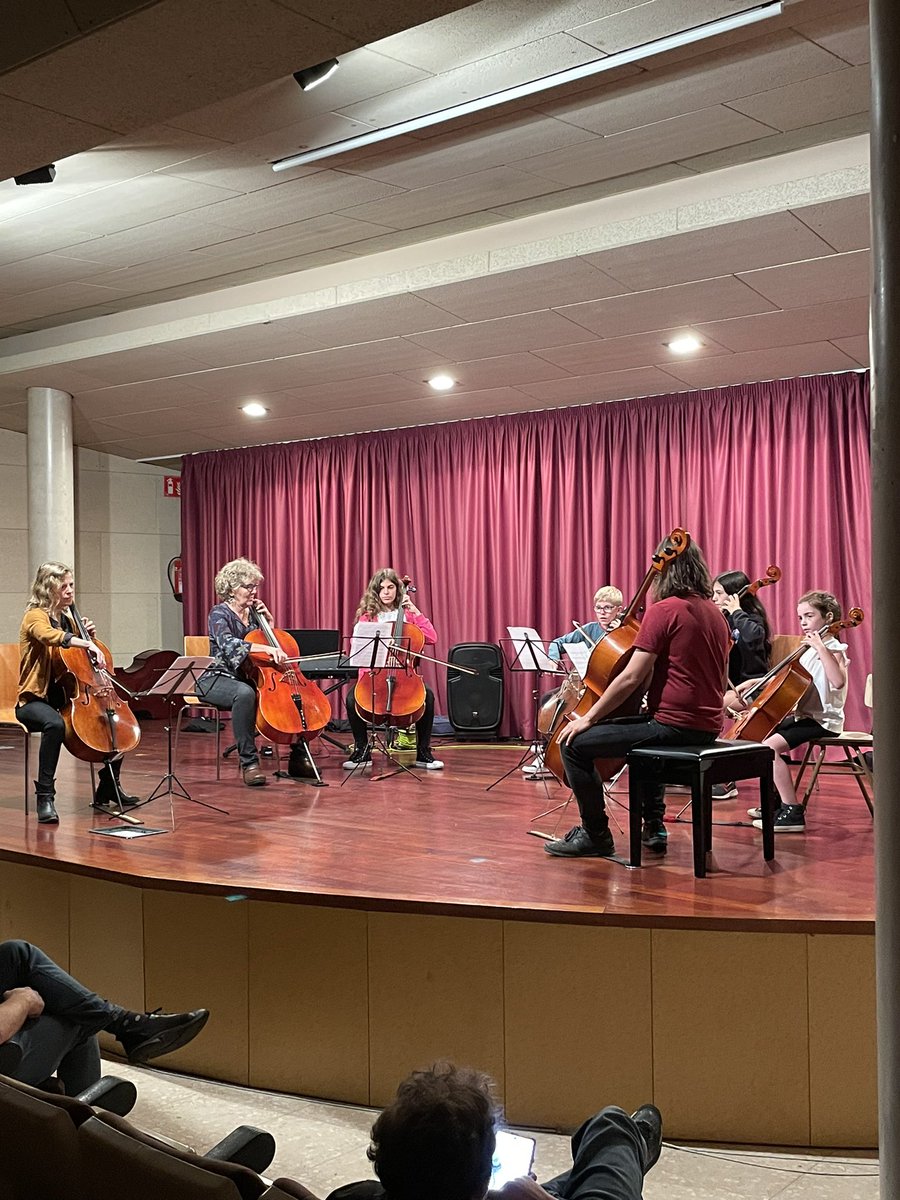 CarbonellAM's tweet photo. @OlotCultura @EsbartOlot @emmoxm @malagridaescola @Olotuit ..aquí es pot veure l’Escola MUNICIPAL de Música d’Olot (@emmoxm) fent algunes de les moltes activitats gratuïtes per diferents emplaçaments de la ciutat. https://t.co/8I127dPceM