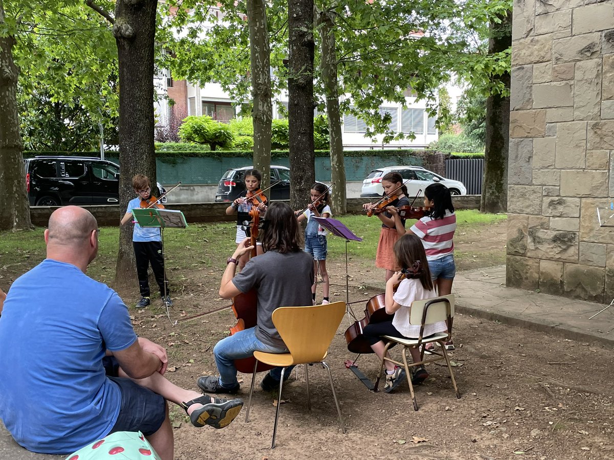 CarbonellAM's tweet photo. @OlotCultura @EsbartOlot @emmoxm @malagridaescola @Olotuit ..aquí es pot veure l’Escola MUNICIPAL de Música d’Olot (@emmoxm) fent algunes de les moltes activitats gratuïtes per diferents emplaçaments de la ciutat. https://t.co/8I127dPceM