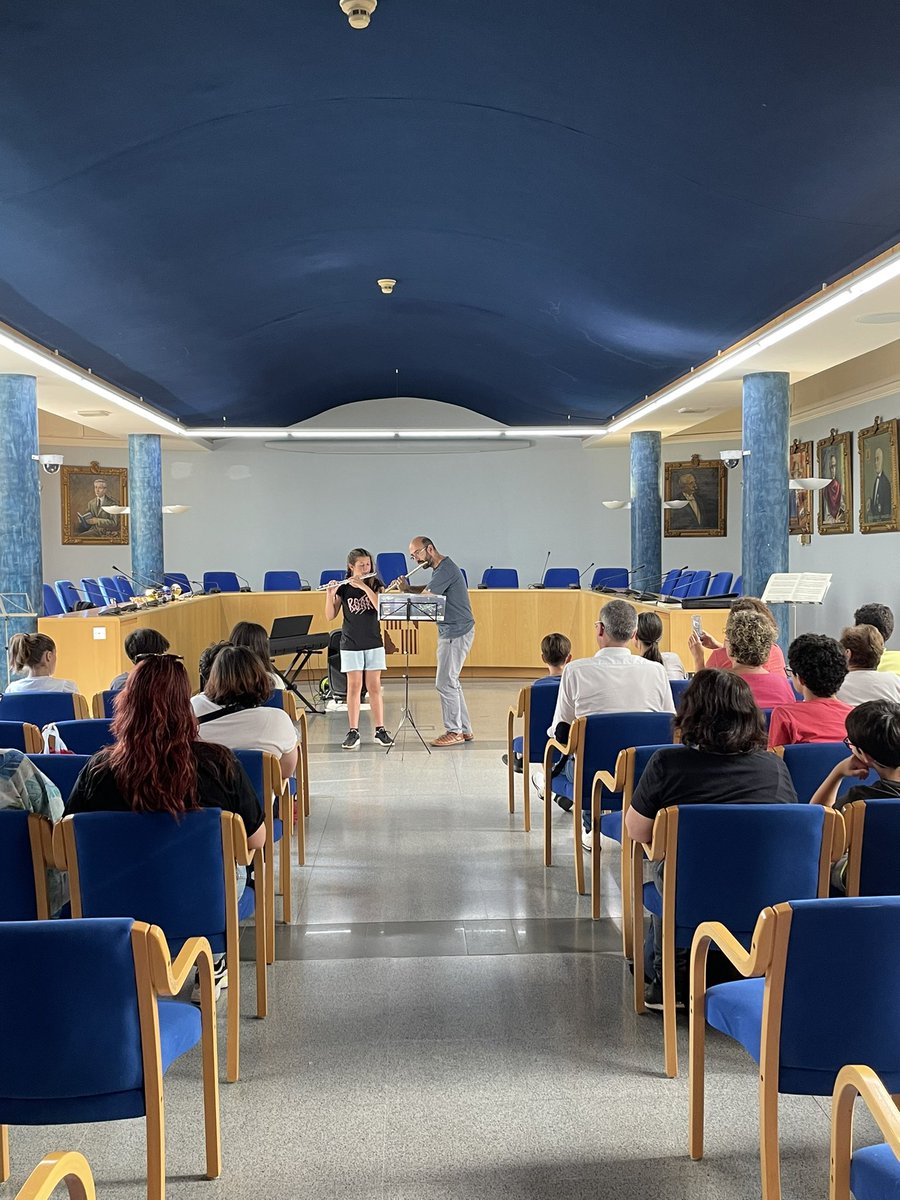 CarbonellAM's tweet photo. @OlotCultura @EsbartOlot @emmoxm @malagridaescola @Olotuit ..aquí es pot veure l’Escola MUNICIPAL de Música d’Olot (@emmoxm) fent algunes de les moltes activitats gratuïtes per diferents emplaçaments de la ciutat. https://t.co/8I127dPceM