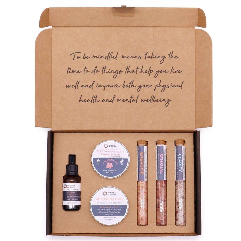 SoakAndScentUK's tweet photo. Order your Serenity Essential #SelfCareKit today and embark on a journey of indulgence and well-being.This set includes:invigorating #scrub ( 80g ),rejuvenating #bodycream ( 60g ), #bathsalts in vials ( 3 x 40g ): #VitaminCserum ( 30ml ) NoW £20.39 https://t.co/JIFBXa438o https://t.co/uRxuUmnmlj