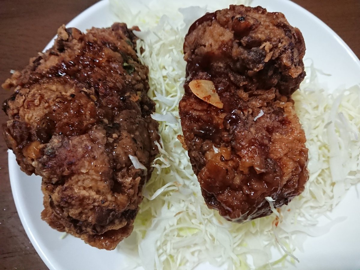 a_ki_nya_n's tweet photo. 今日は夜勤明け。帰りに #武蔵野線 #三郷駅 近くの大きい唐揚げ有名店 #キッチンバスストップ #KITCHEN_BUSSTOP 2号店さんでまたテイクアウト。
最近全時間帯でテイクアウト可能になったのですね。
今日は味付けです。山賊焼き風にBBQ。いつもの謎のイラスト。いつもながら大きい。そして美味しい。 https://t.co/L1R7OpVOb9