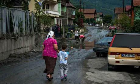 degerlibulent's tweet photo. Mayıs 2014... 1992-1995 arası süren kanlı savaşta harap olmuş Bosna Hersek'i bu kez de sel vuruyor. 3 aylık yağış 3 günde düşüyor. Ardında onlarca ölü, binlerce yıkılmış ev bırakarak. Annesinin elinden tutmuş çamurun ve yıkımın içinde yürüyen bir çocuk takılıyor objektiflere. https://t.co/ElTHhdHdmr